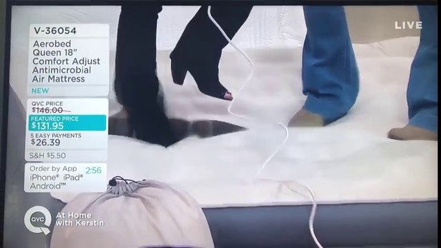 Une présentatrice crève un matelas gonflable avec ses talons !