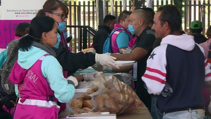 Télécharger la video: Cientos de migrantes amanecen en capital mexicana, esperan miles