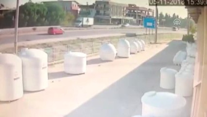 Kamyon Yolcu Minibüsüne Çarptı: 1 Ölü, 12 Yaralı - Kaza Anı