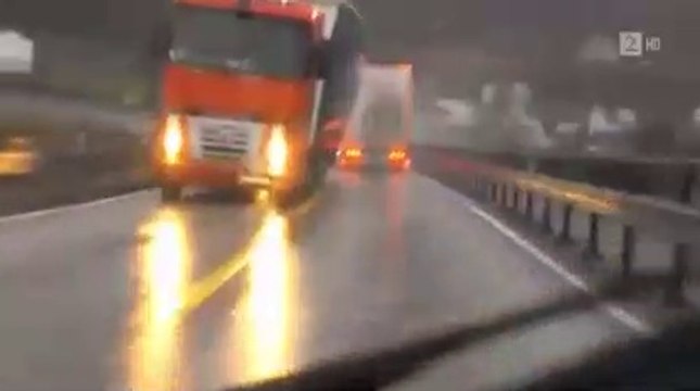 Ce conducteur va avoir beaucoup de chance face à ce camion
