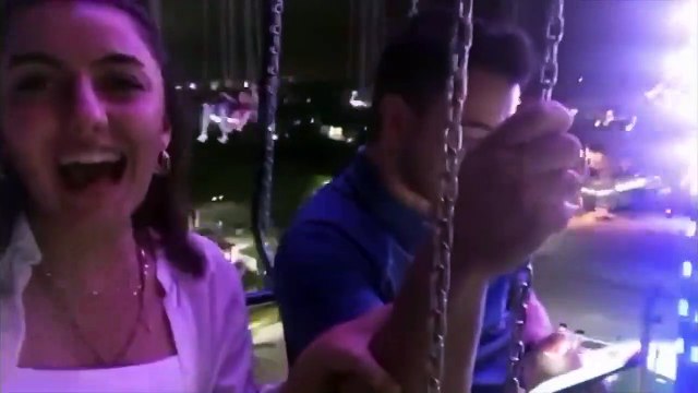 Elle perd son iPhone sur ce manège mais il va resister à la chute et tout filmer