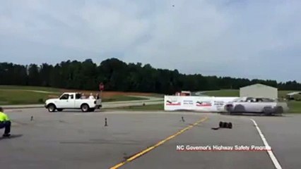 Ne jamais s'asseoir à l'arrière dun pick-up sans se tenir