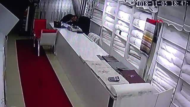 Kocaeli Kasayı Soydu, Dükkan Sahibine Perde Fiyatlarını Sordu, Kartvizit Alıp Gitti