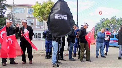 CHP’li belediyeye siyah çelenkli protesto