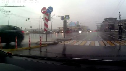 Fuerte choque entre un autobus y un coche