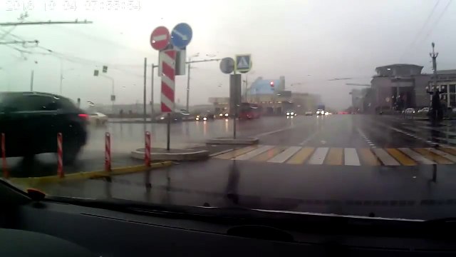 Fuerte choque entre un autobus y un coche