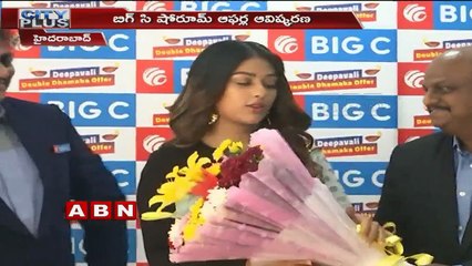 Actress Anu Emmanuel presents gifts to Big C  lucky draw winners