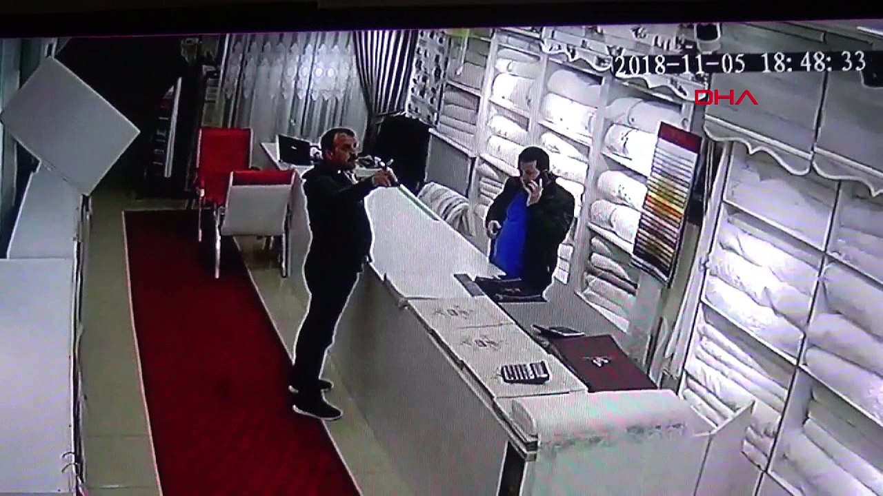 Kasayı soydu, dükkan sahibinden kartvizit alıp gitti