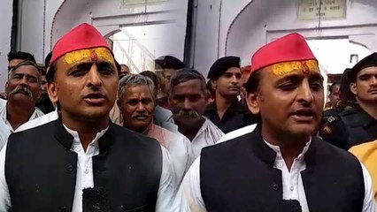 आगरा पहुंचे अखिलेश यादव ने परिवार सहित किया भगवान का दर्शन, भाजपा पर जमकर साधा निशाना