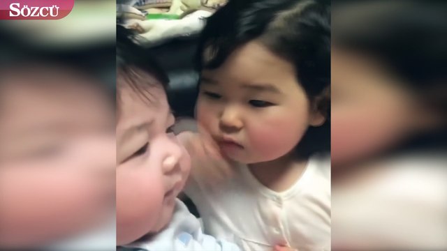 Kardeşine bişeyler anlatmaya çalışan bebek izleyenleri güldürüyor