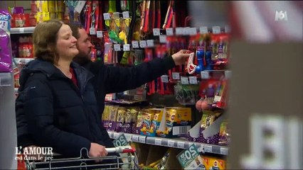 Une discussion improbable dans un supermarché entre un couple amuse les téléspectateurs ! Regardez