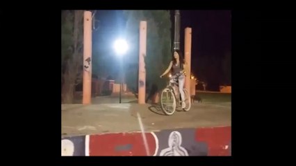 Cette fille en vélo nous offre le faceplant de l'année