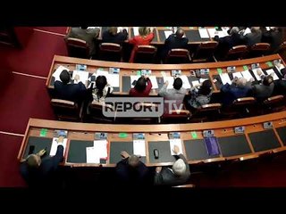 Report TV - I ulur në fund të sallës, Xhafaj voton 'pro' shkarkimit të tij si ministër i Brendshëm