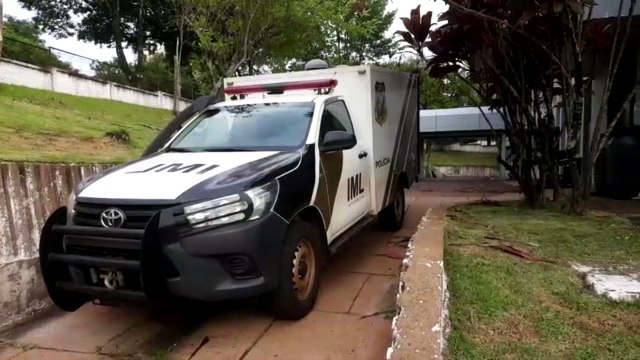 Corpo de adolescente que morreu baleado é levado ao IML