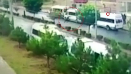 Otomobilin çarptığı çocuk metrelerce böyle savruldu