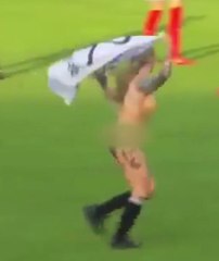 Çırılçıplak sahaya girdi