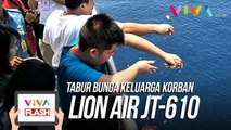 Isak Tangis Keluarga Korban Lion Air Pecah Saat Tabur Bunga
