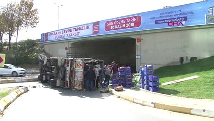 İstanbul- Bağcılar'da Sebze Yüklü Kamyon Devrildi