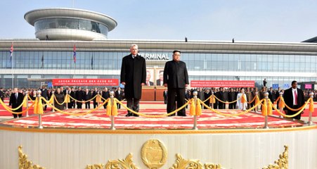 Kuzey Kore Lideri Kim'in İlk Kez Portresi Asıldı