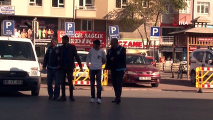 İşyerlerinin kepenk kilitlerini kırarak hırsızlık yapan zanlılar kamerada