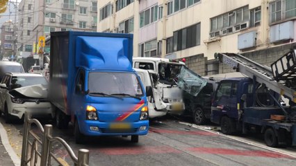 내리막길에서 살수차 미끄러져...6명 다쳐 / YTN