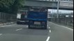 VÍDEO: Dos camiones kamikazes se pican en plena autovía
