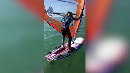 Blanca Manchón combina windsurf y fútbol