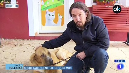 Pablo Iglesias acaricia un perro mientras es entrevistado por Xabier Fortes