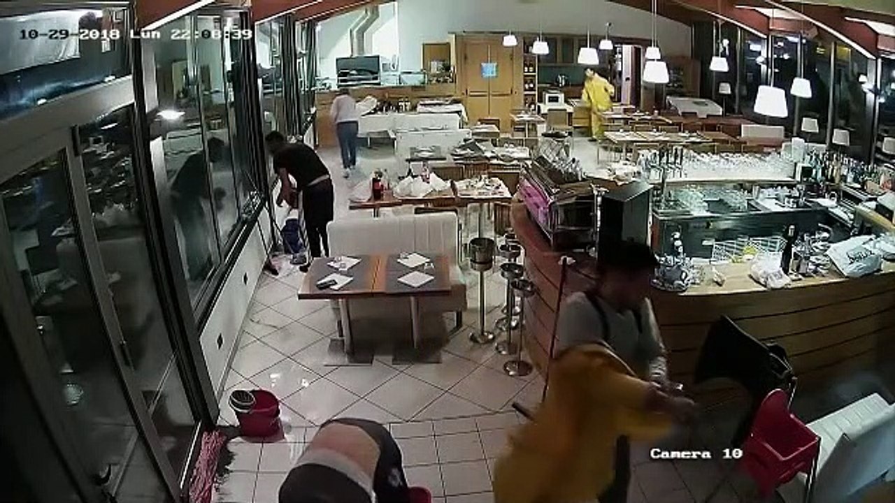 Une énorme vague pulvérise la vitrine d'un restaurant en Italie