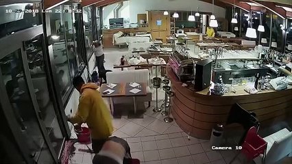 Une énorme vague déferle soudainement dans un restaurant en Italie