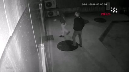 Sakarya Veresiye Yakıt İstedi, Kendilerini Uyaran Görevliyi Bıçaklayıp Kaçtı