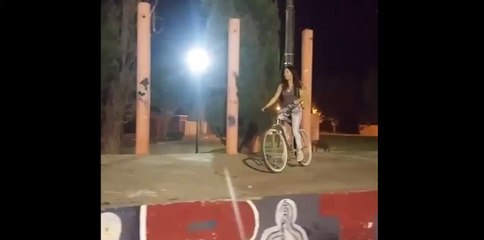 Une fille se paye un terrible Faceplant en voulant sauter avec son vélo