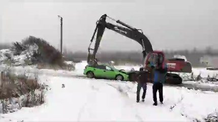 Russie : Il bloque la route avec sa voiture, l'excavatrice s'en charge