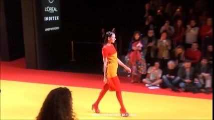 Agata Ruiz de la Prada abre la MBFW con el himno de España