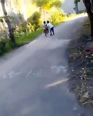 Todo lo que tienes que hacer para que tu hermanito aprenda a manejar bicicleta ☺️