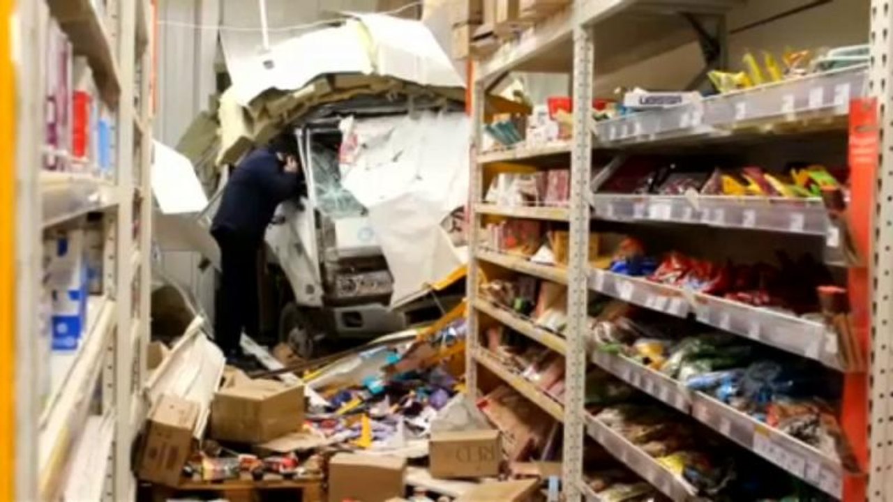 Szupermarketbe rohant bele egy teherautó Oroszországban