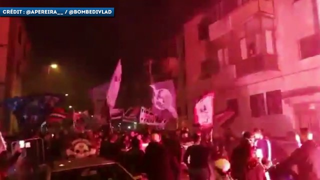 Les supporters du PSG mettent l’ambiance aux abords du San Paolo