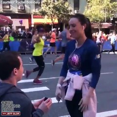 Télécharger la video: Un spectateur demande une coureuse en mariage en plein marathon de New York