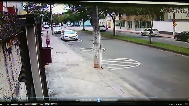 Imagens mostram momentos antes de senhora sofrer golpe