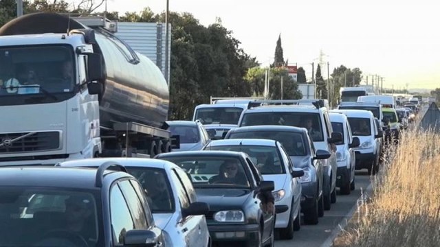 La Francia protesta contro aumenti della benzina