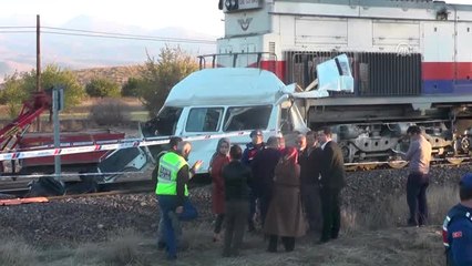 Tren Hemzemin Geçitte Minibüse Çarptı: 2 Ölü