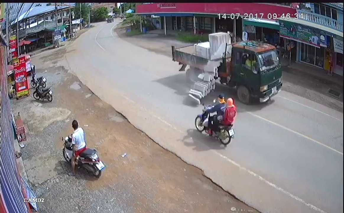 2 motard plutôt chanceux presque tués par la chute de briques d'un camion