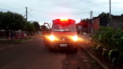 Criança de 2 anos é atingida por portão