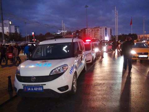 Polis, Taksim Meydanı'nda Kuş Uçurtmadı