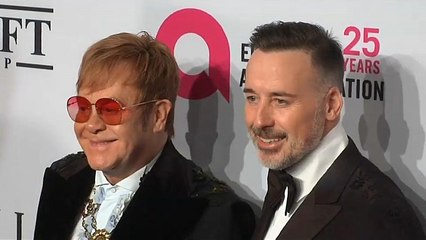 إلتون جون يجمع نحو 4 مليون دولار في حفله السنوي لمحاربة الإيدز