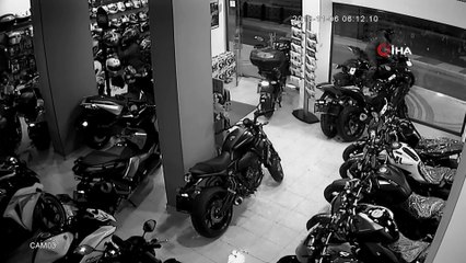 Hırsızlar alarma ve kameraya aldırış etmeden motosikletleri böyle çaldılar