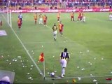 Des supporters de Galatasaray lancent des projectiles sur un joueur de Fenerbahçe.