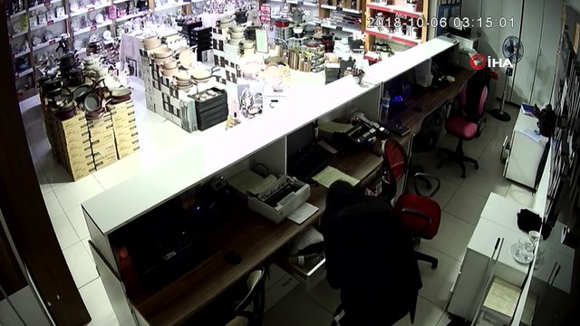 Çatıdan girdiği PTT şubesi ve AVM'yi soyan cezaevi firarisi yakalandı... O anlar kamerada