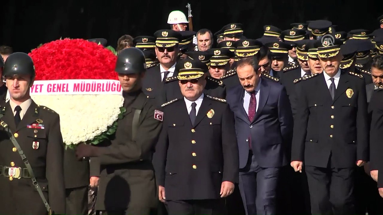 Emniyet Genel Müdürü Uzunkaya ve beraberindeki heyet, Anıtkabir'i ziyaret etti - ANKARA