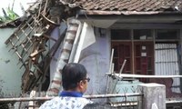 Rumah Warga di Bandung Ambruk Akibat Pergerakan Tanah